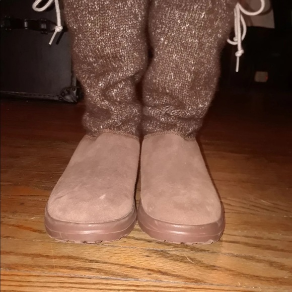 UGGS - Picture 2 of 6